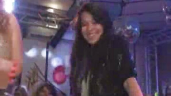 İki kız kamera merceğinin önünde birbirlerini öper ve porno türkçe zorla tutarlar.