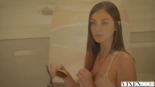 Sivri meme uçları olan sex porno turkce altyazili bir kız sevgilisi tarafından takılı onu kedi alır