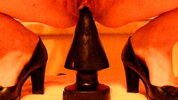 Bronz çizgileri olan bir sürtük, derinden nüfuz ettiği için şehvetini gösterir alt yazılı full porno