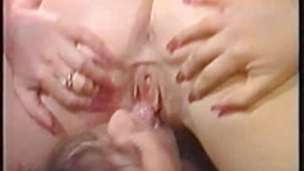 Esmer alt yazılı anal porno bebek çubuğu sert yapmak için büyük göğüslerini kullanıyor