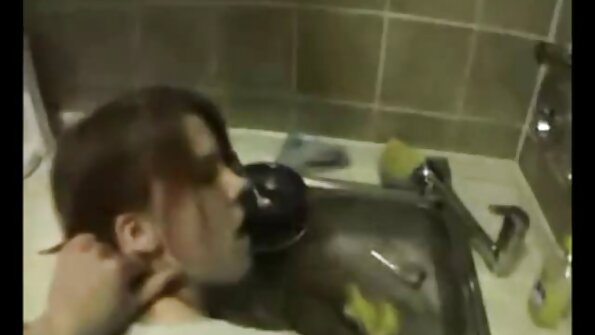 Tombul Asyalı hatun kamera önünde seks sex turkce altyazili yapıyor