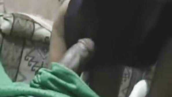 Bir sarışın dizlerinin üzerinde ve kameranın altyazılı fantezi porno önünde oral seks yapıyor