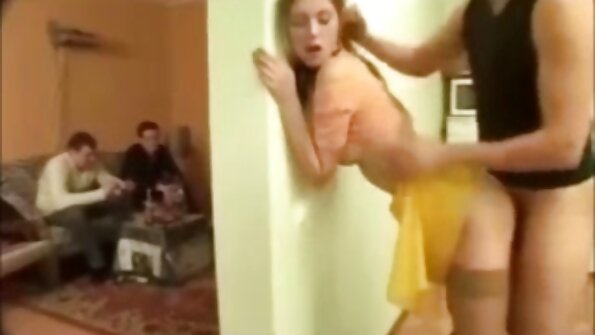 Sarışın kız yakındaki sex porno alt yazili gölde iki adam beceriyor