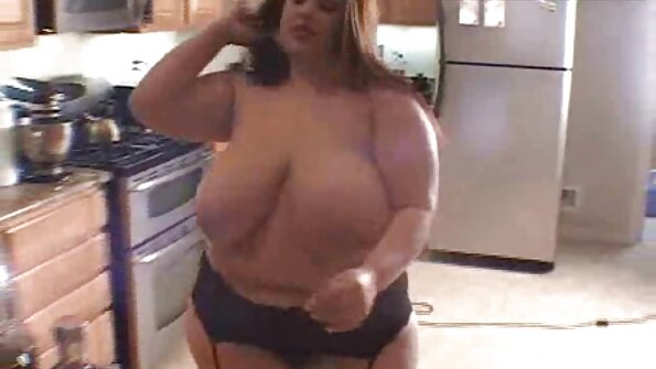 Seksi göğüsleri porno sinema izle türkçe olan bir sürtük bacaklarını açar ve kendini dışarı atar